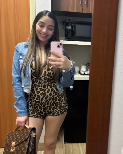Slim Latina brunette in Washington